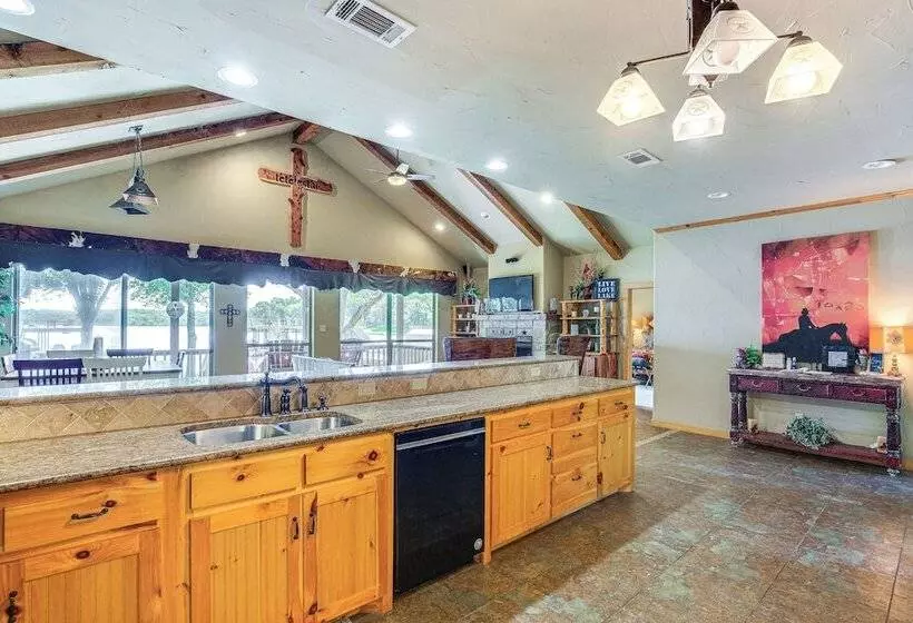 Views & Private Dock: Lakefront Eustace House!