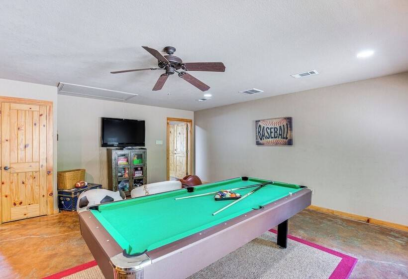 Views & Private Dock: Lakefront Eustace House!