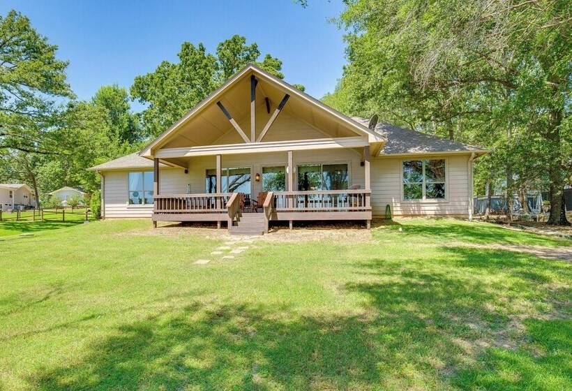 Views & Private Dock: Lakefront Eustace House!