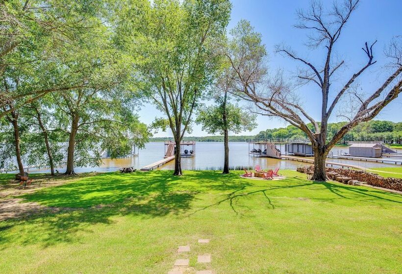 Views & Private Dock: Lakefront Eustace House!