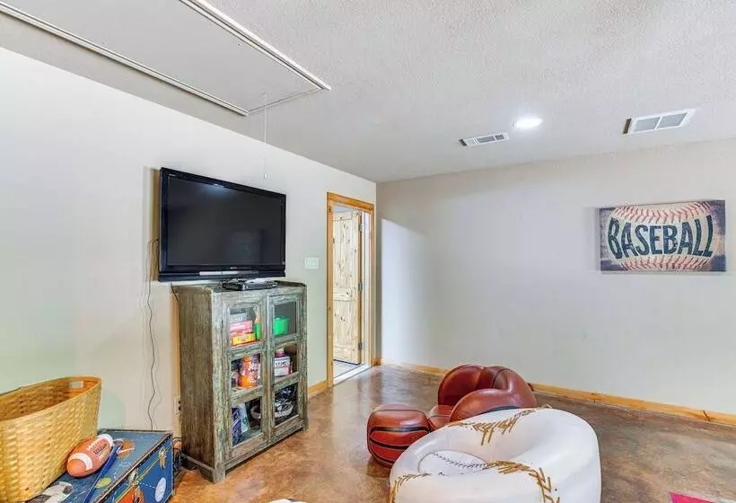 Views & Private Dock: Lakefront Eustace House!