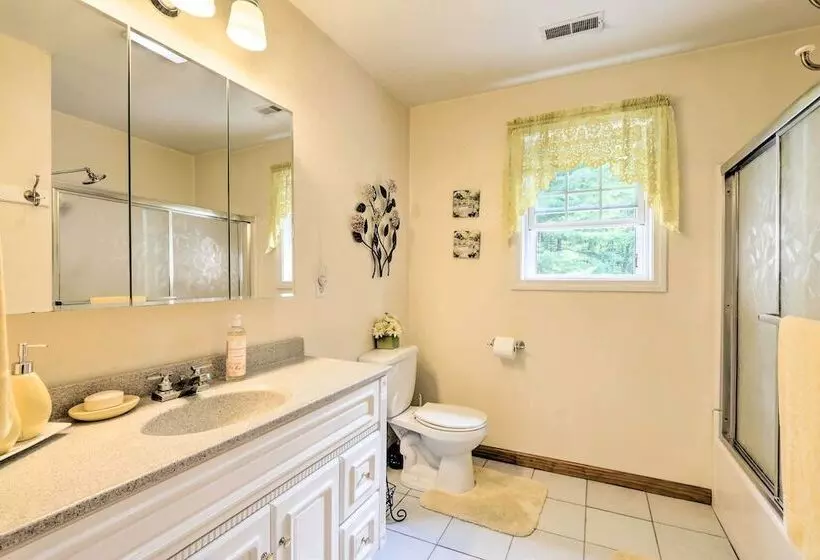 Granby Home W/ Deck < 1/2 Mi To Aldrich Lake!