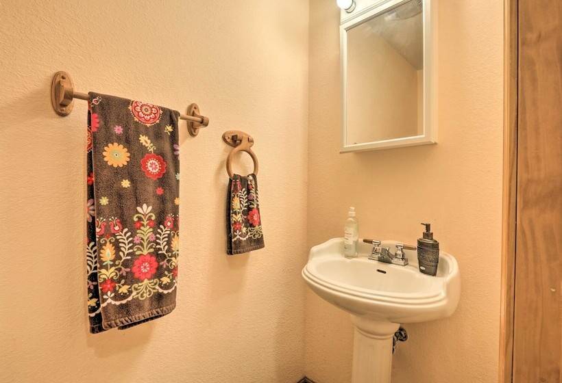 Granby Home W/ Deck < 1/2 Mi To Aldrich Lake!