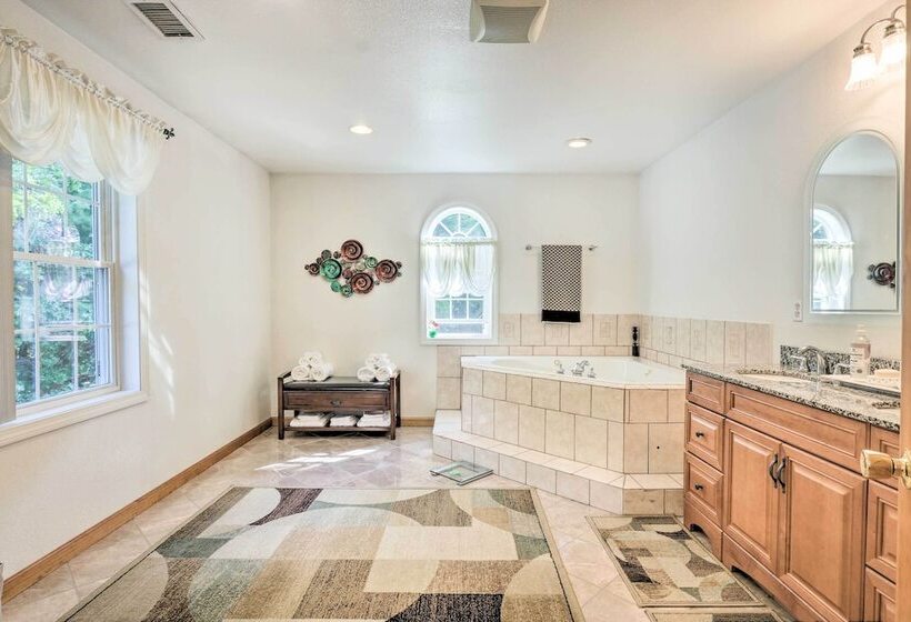 Granby Home W/ Deck < 1/2 Mi To Aldrich Lake!