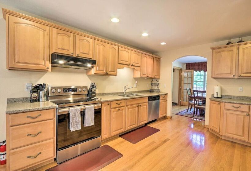 Granby Home W/ Deck < 1/2 Mi To Aldrich Lake!