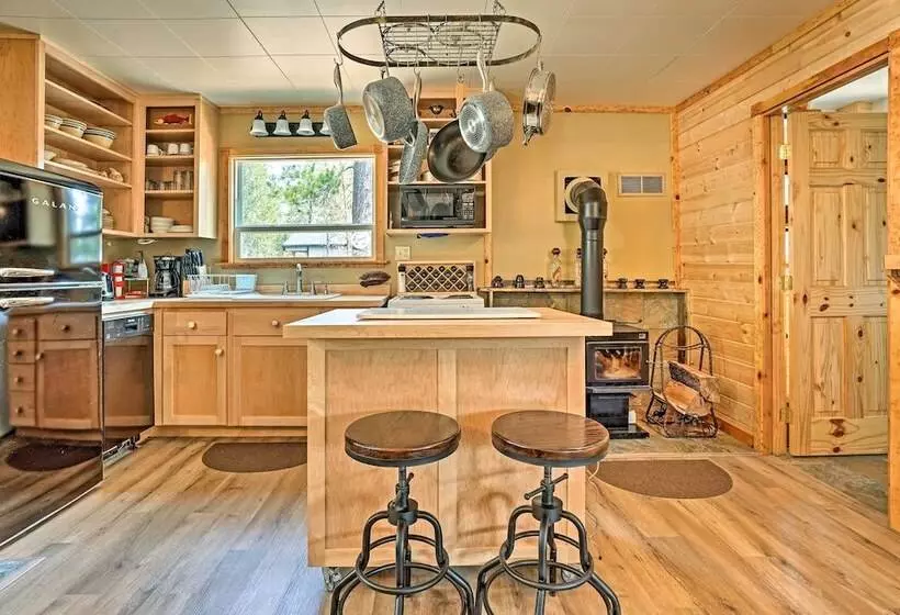 High Lakes Hideaway:  La Pine Fishing Cabin!