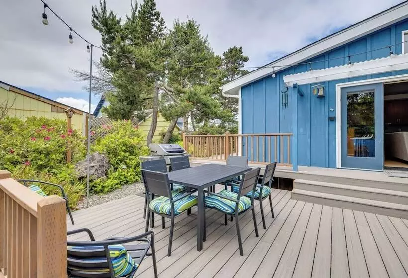 House W/ Hot Tub & Deck   Walk To Seaside Beach!