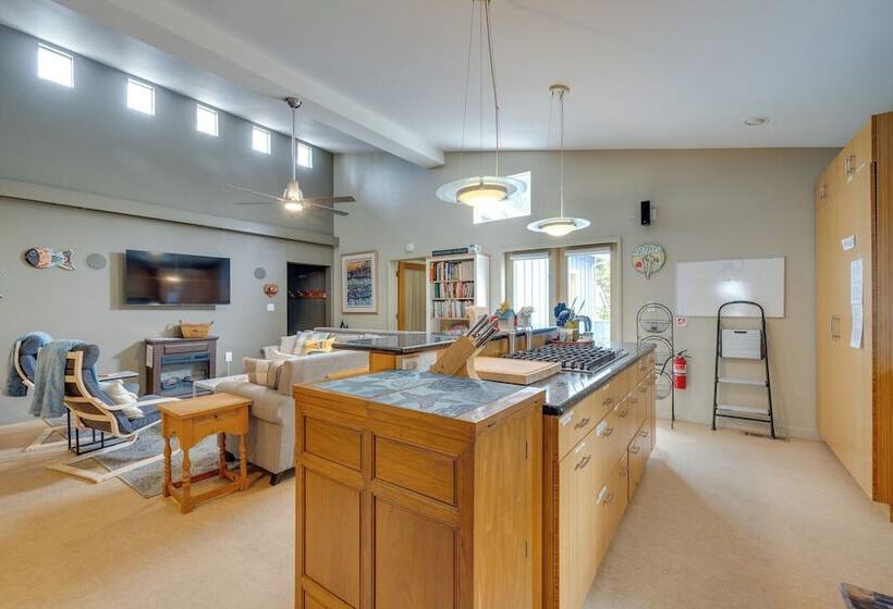 House W/ Hot Tub & Deck Walk To Seaside Beach!