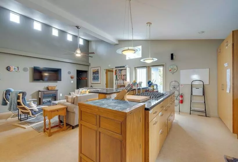House W/ Hot Tub & Deck   Walk To Seaside Beach!