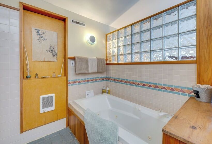 House W/ Hot Tub & Deck Walk To Seaside Beach!