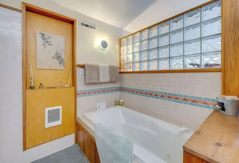 House W/ Hot Tub & Deck   Walk To Seaside Beach!