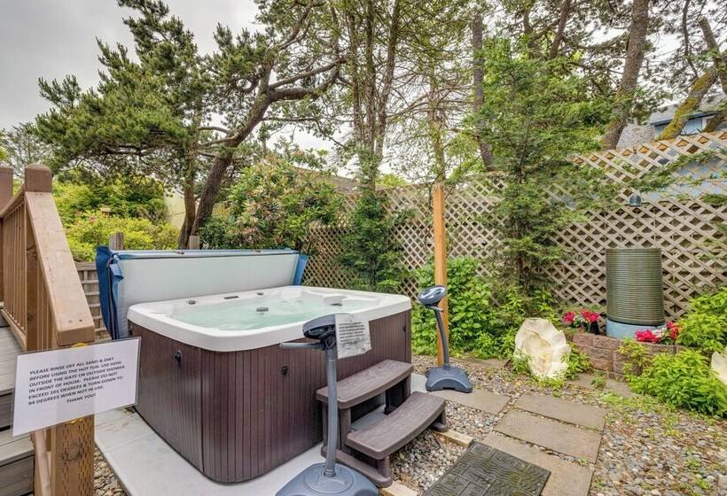 House W/ Hot Tub & Deck Walk To Seaside Beach!