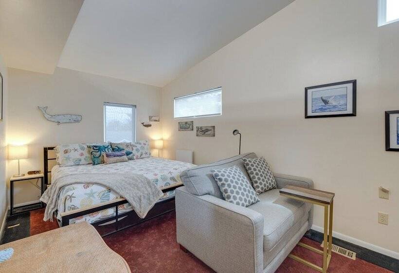 House W/ Hot Tub & Deck Walk To Seaside Beach!