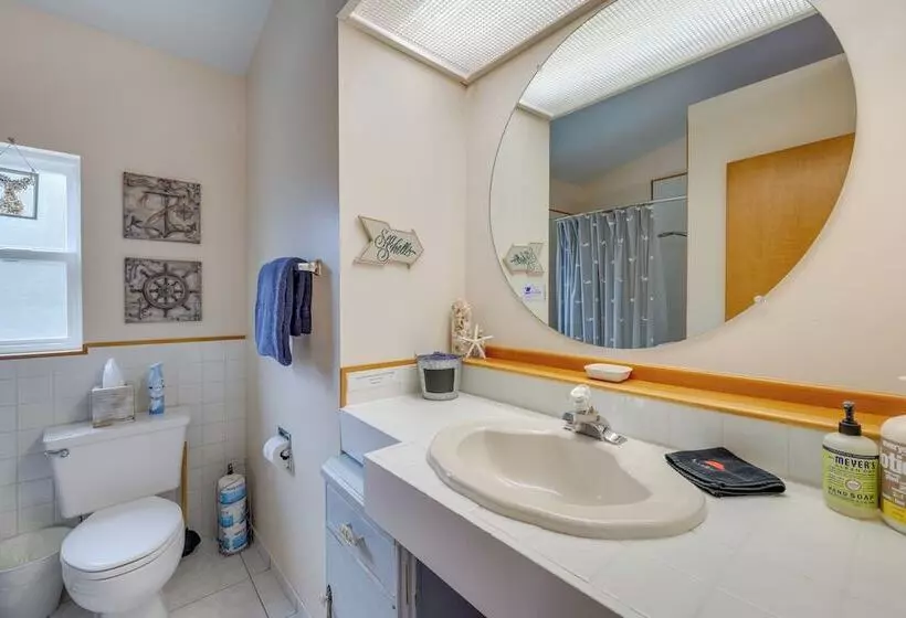 House W/ Hot Tub & Deck   Walk To Seaside Beach!