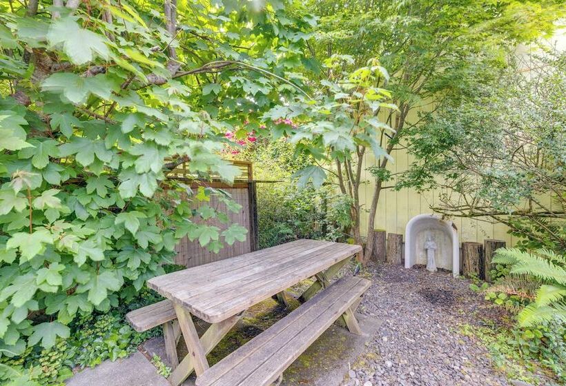 House W/ Hot Tub & Deck Walk To Seaside Beach!