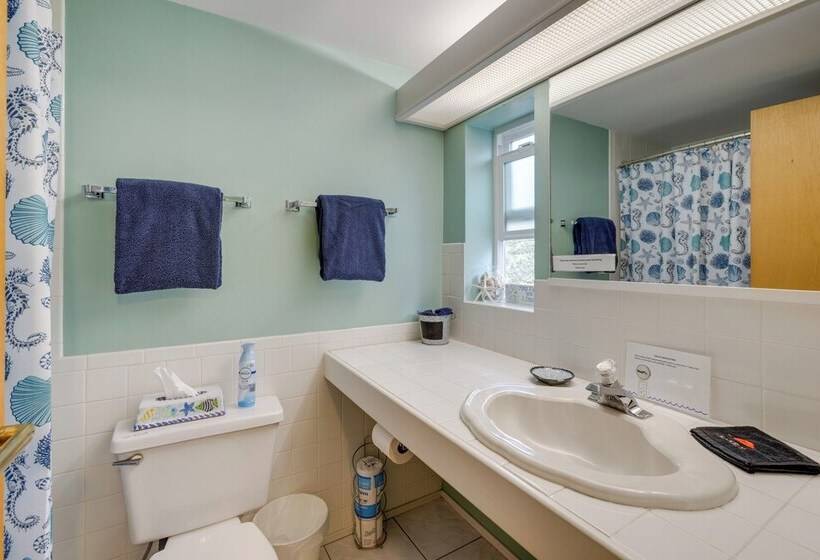 House W/ Hot Tub & Deck Walk To Seaside Beach!