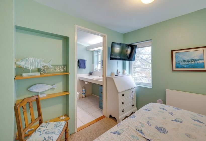 House W/ Hot Tub & Deck Walk To Seaside Beach!