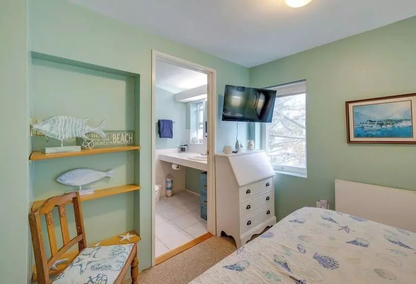 House W/ Hot Tub & Deck   Walk To Seaside Beach!