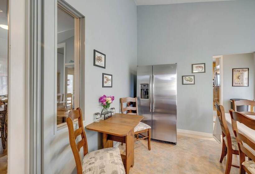 House W/ Hot Tub & Deck Walk To Seaside Beach!