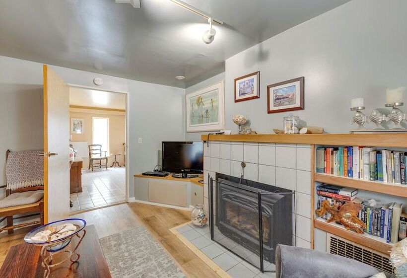 House W/ Hot Tub & Deck Walk To Seaside Beach!