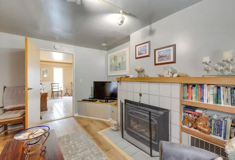 House W/ Hot Tub & Deck   Walk To Seaside Beach!