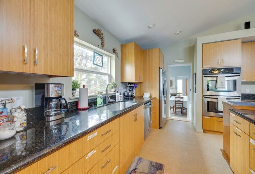 House W/ Hot Tub & Deck Walk To Seaside Beach!