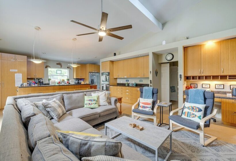 House W/ Hot Tub & Deck Walk To Seaside Beach!