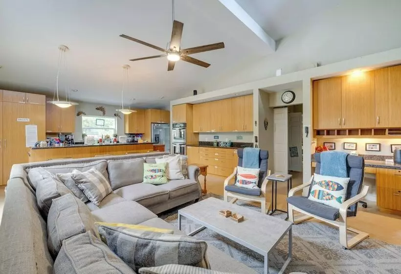 House W/ Hot Tub & Deck   Walk To Seaside Beach!