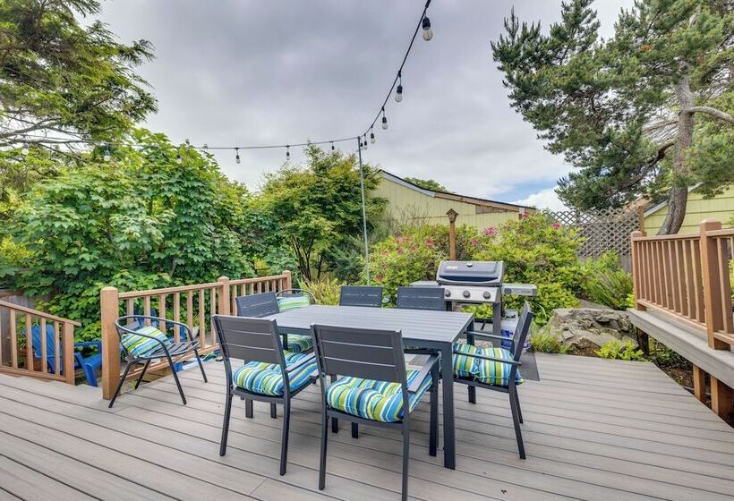 House W/ Hot Tub & Deck Walk To Seaside Beach!