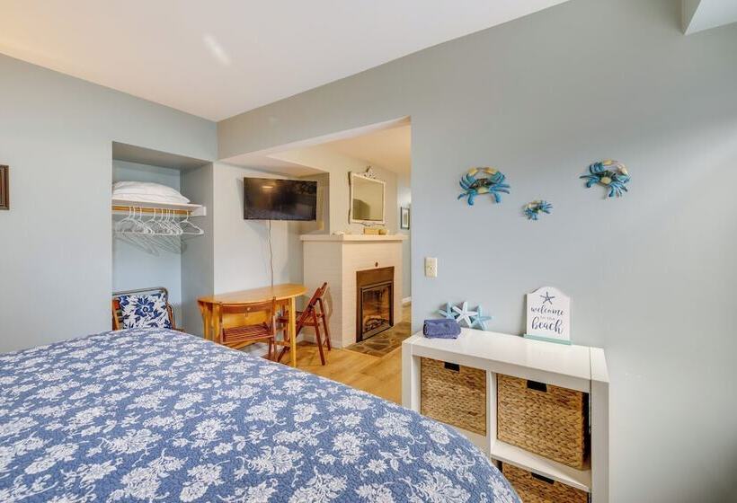 House W/ Hot Tub & Deck Walk To Seaside Beach!