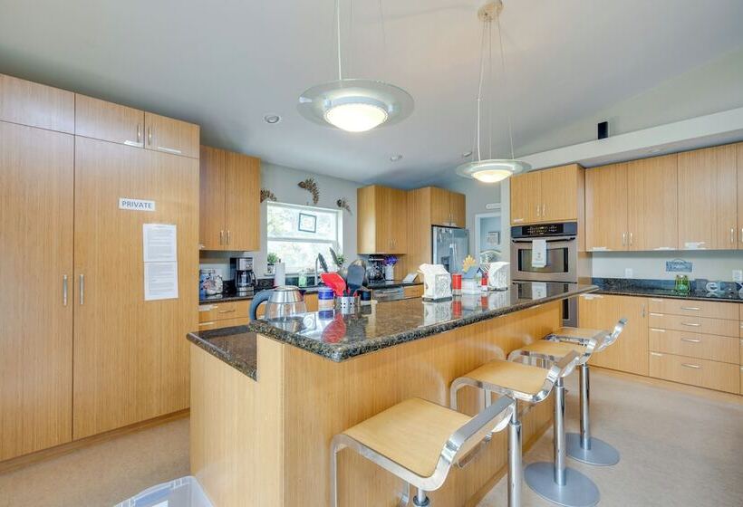 House W/ Hot Tub & Deck Walk To Seaside Beach!