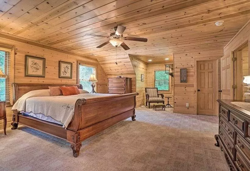 Hayesville Cabin W/ Game Room & Mtn Views!