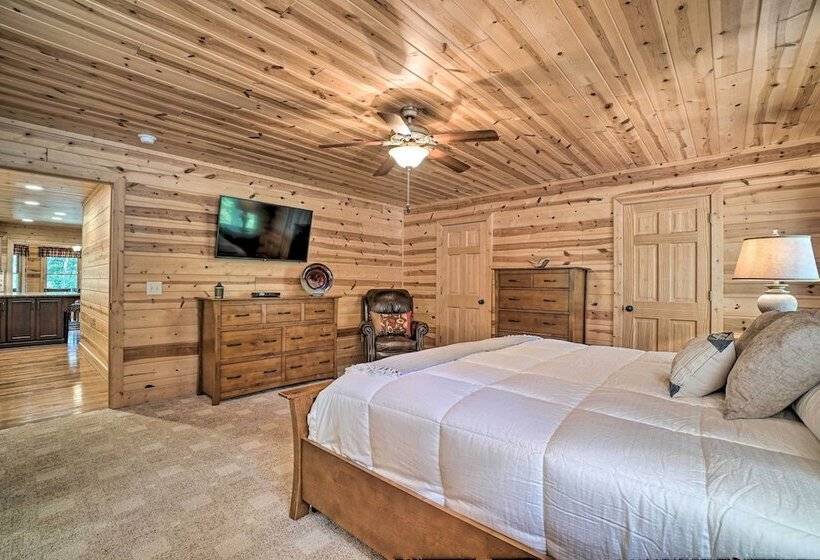 Hayesville Cabin W/ Game Room & Mtn Views!