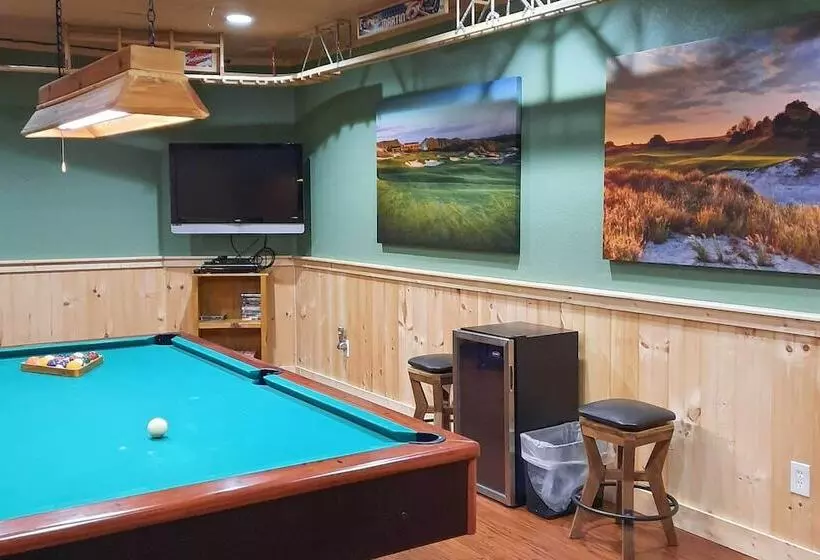 Hayesville Cabin W/ Game Room & Mtn Views!