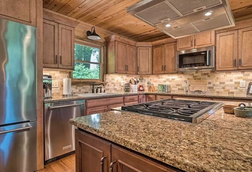 Hayesville Cabin W/ Game Room & Mtn Views!