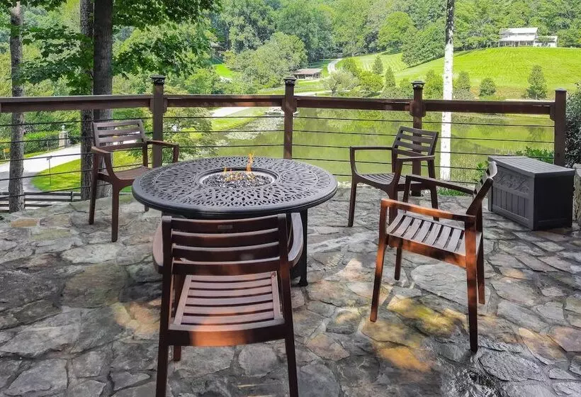 Hayesville Cabin W/ Game Room & Mtn Views!