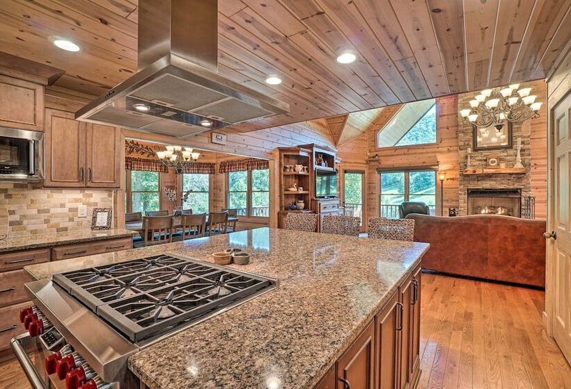 Hayesville Cabin W/ Game Room & Mtn Views!