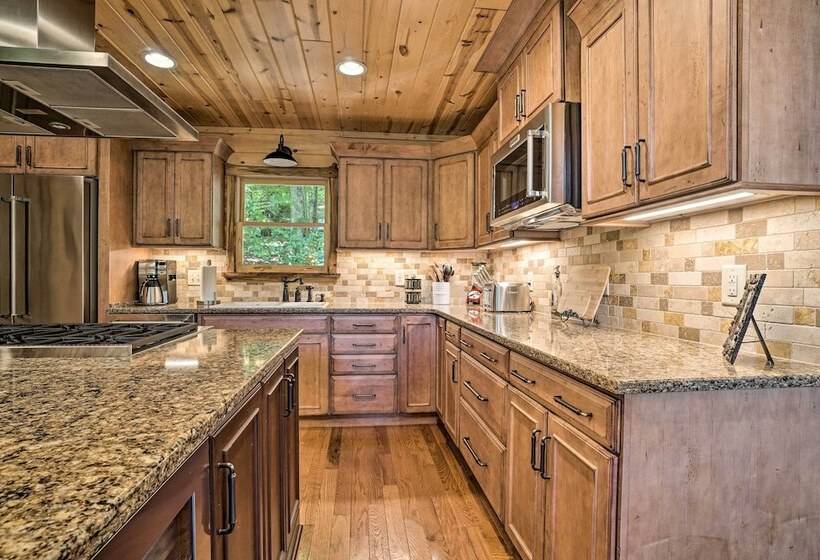 Hayesville Cabin W/ Game Room & Mtn Views!