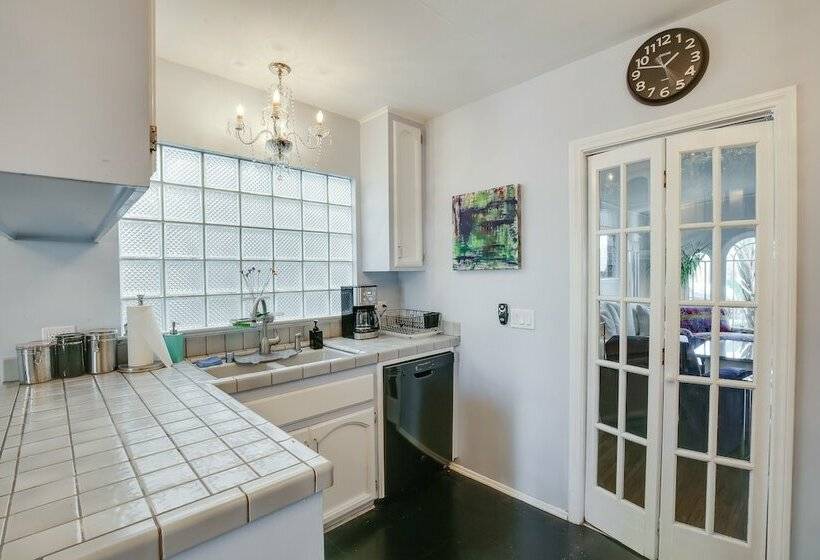 Long Beach Vacation Rental: Walk To Beach & Shops