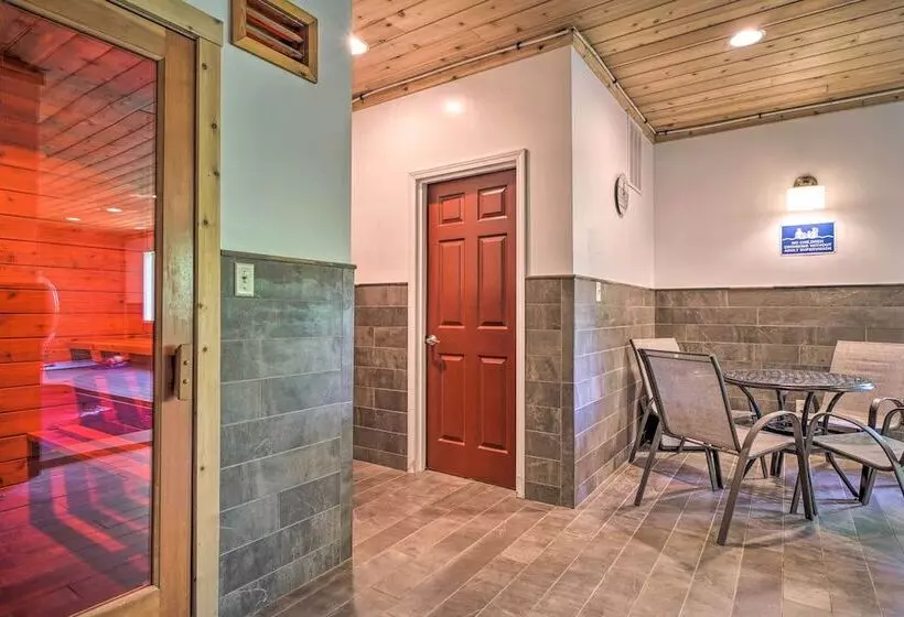 Pigeon Forge Cabin: Sauna, Saltwater Pool & Views!