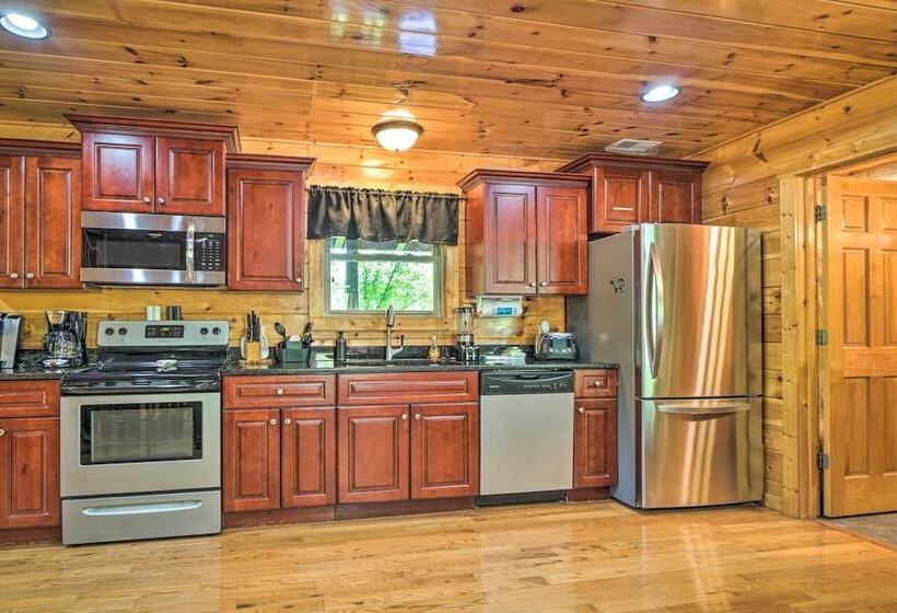 Pigeon Forge Cabin: Sauna, Saltwater Pool & Views!