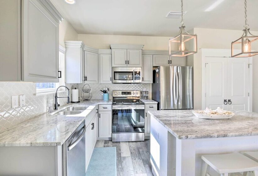Modern Santa Rosa Beach Retreat W/ Yard & Patio!