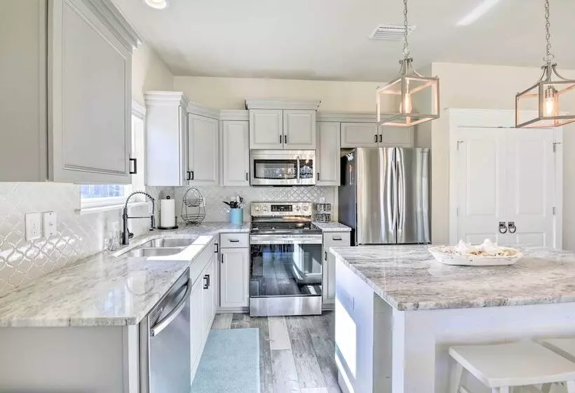 Modern Santa Rosa Beach Retreat W/ Yard & Patio!