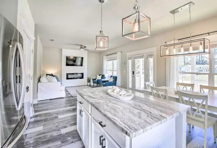 Modern Santa Rosa Beach Retreat W/ Yard & Patio!
