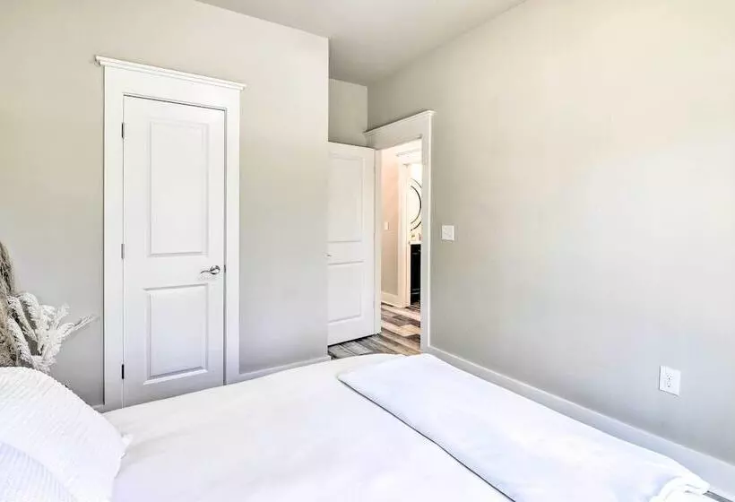 Modern Santa Rosa Beach Retreat W/ Yard & Patio!