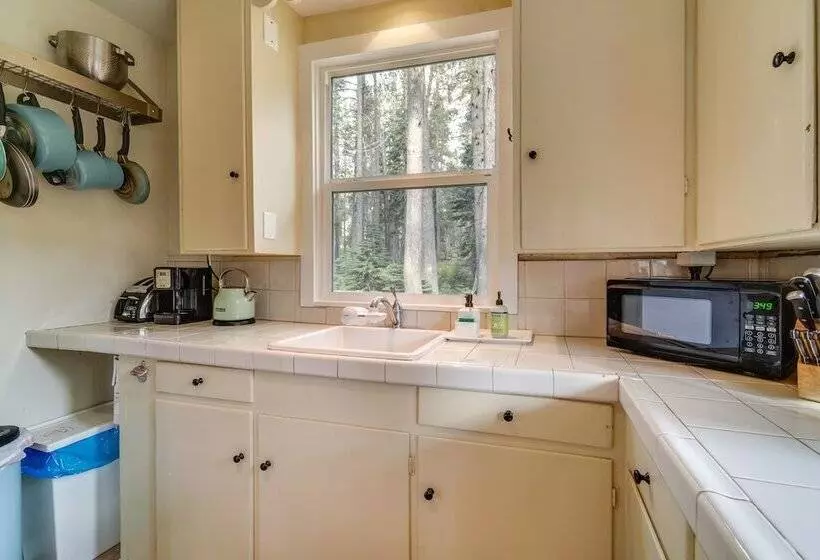 Mountain Cabin With Deck < 1 Mile To Ski Resort!