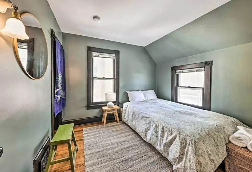 Newly Renovated Home Close To Dtwn Lawrence!