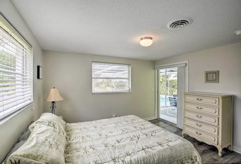 Quiet Venice Retreat With Private Lanai & Pool!