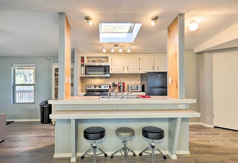 Riverfront Pipe Creek Home W/ Kayaks & Grill!