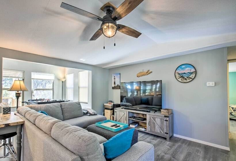 Riverfront Pipe Creek Home W/ Kayaks & Grill!